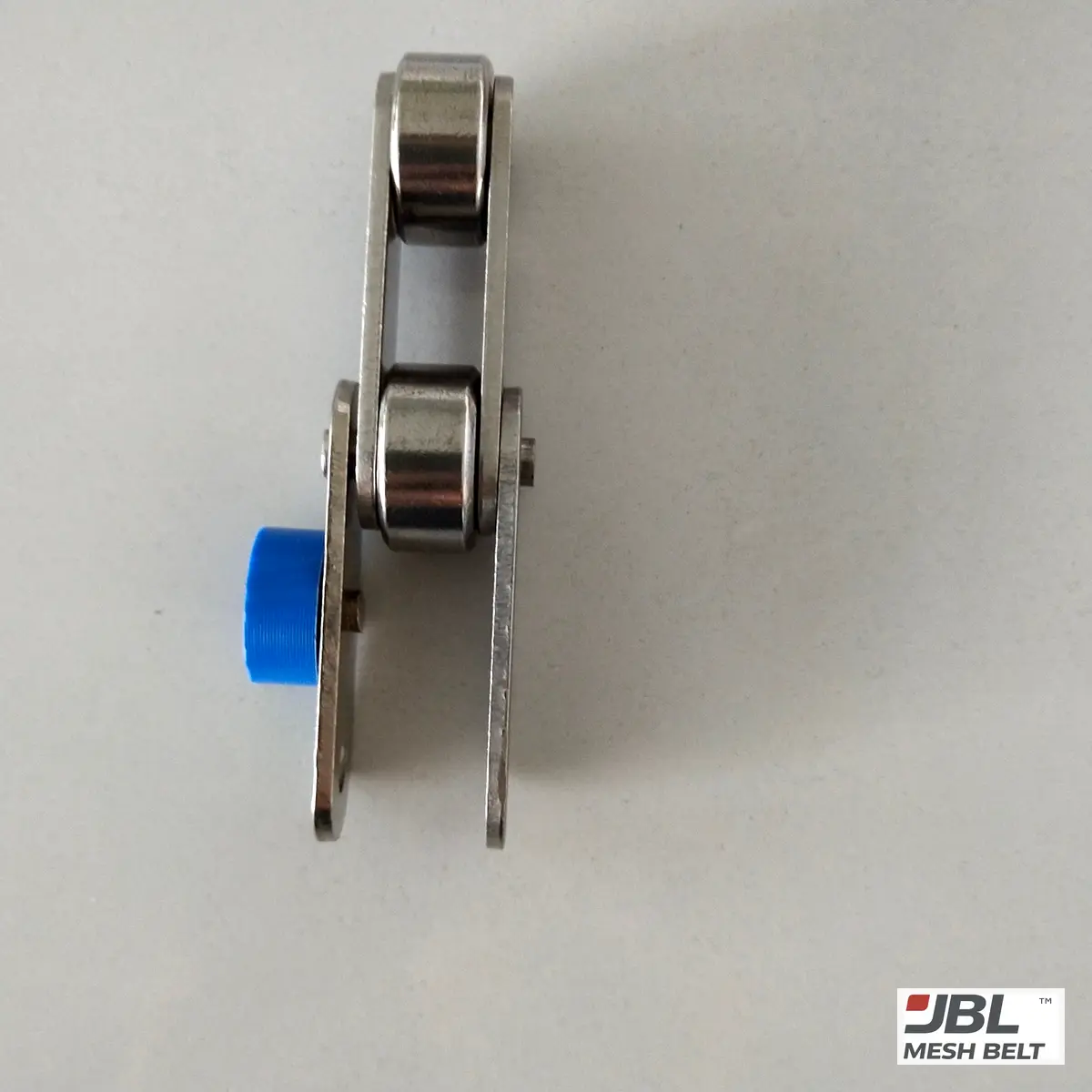 Trial chain with rollers, plates and a blue guide roller for a chain-driven belt