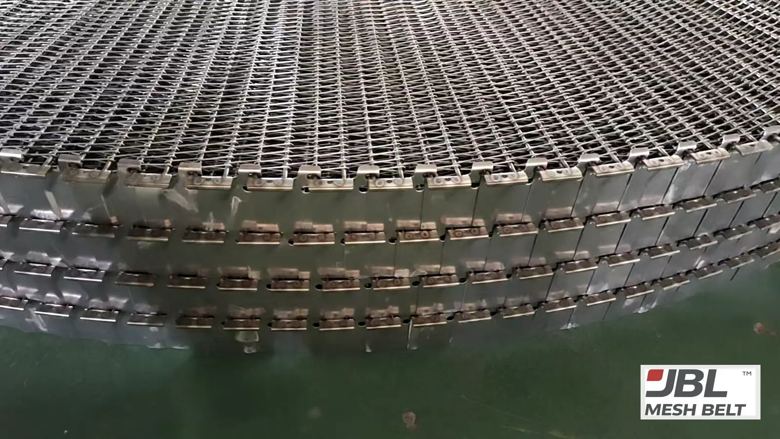 Self-stacking belt tiers stacked on a curve during the stacking test