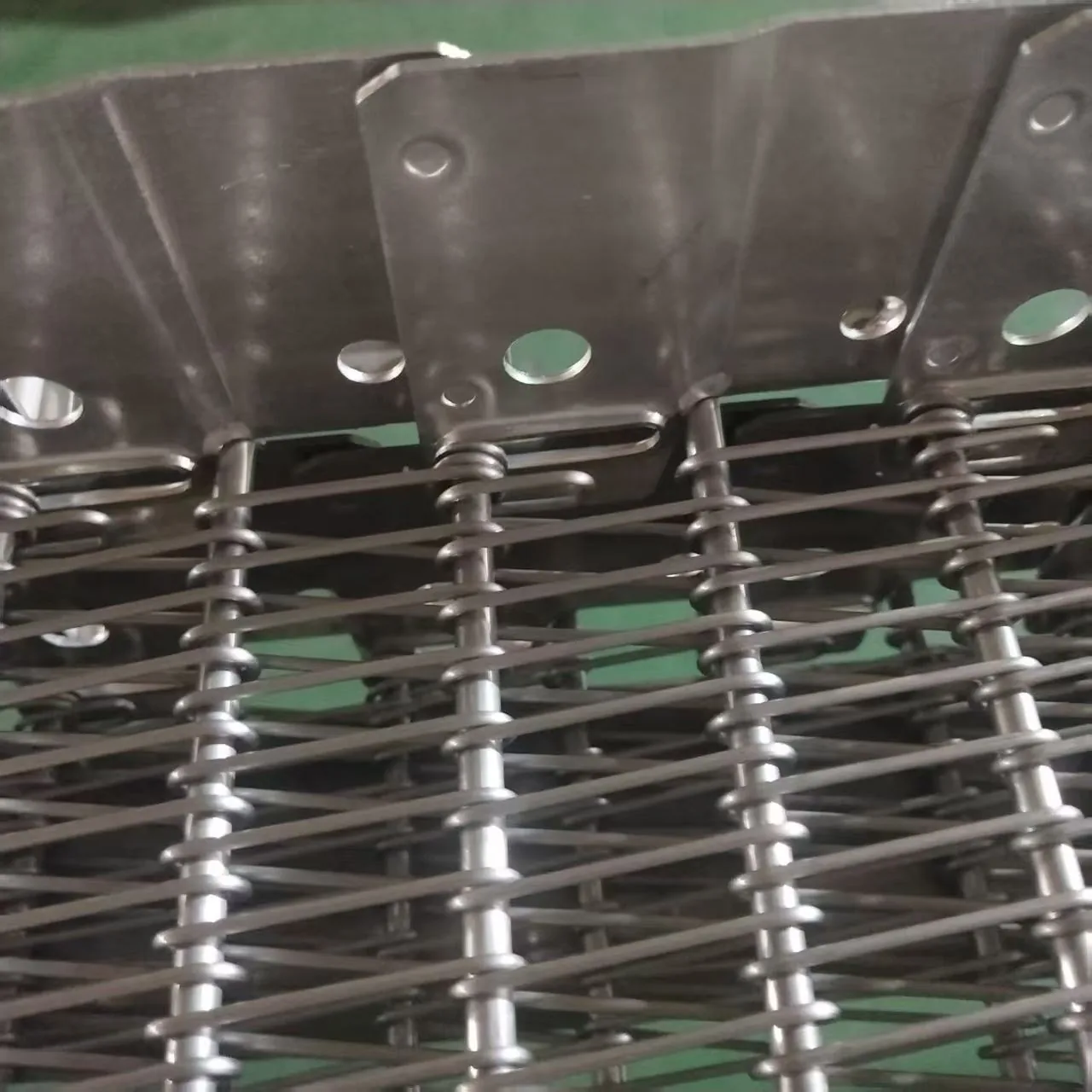 Side plates and rod ends on the bulk belt