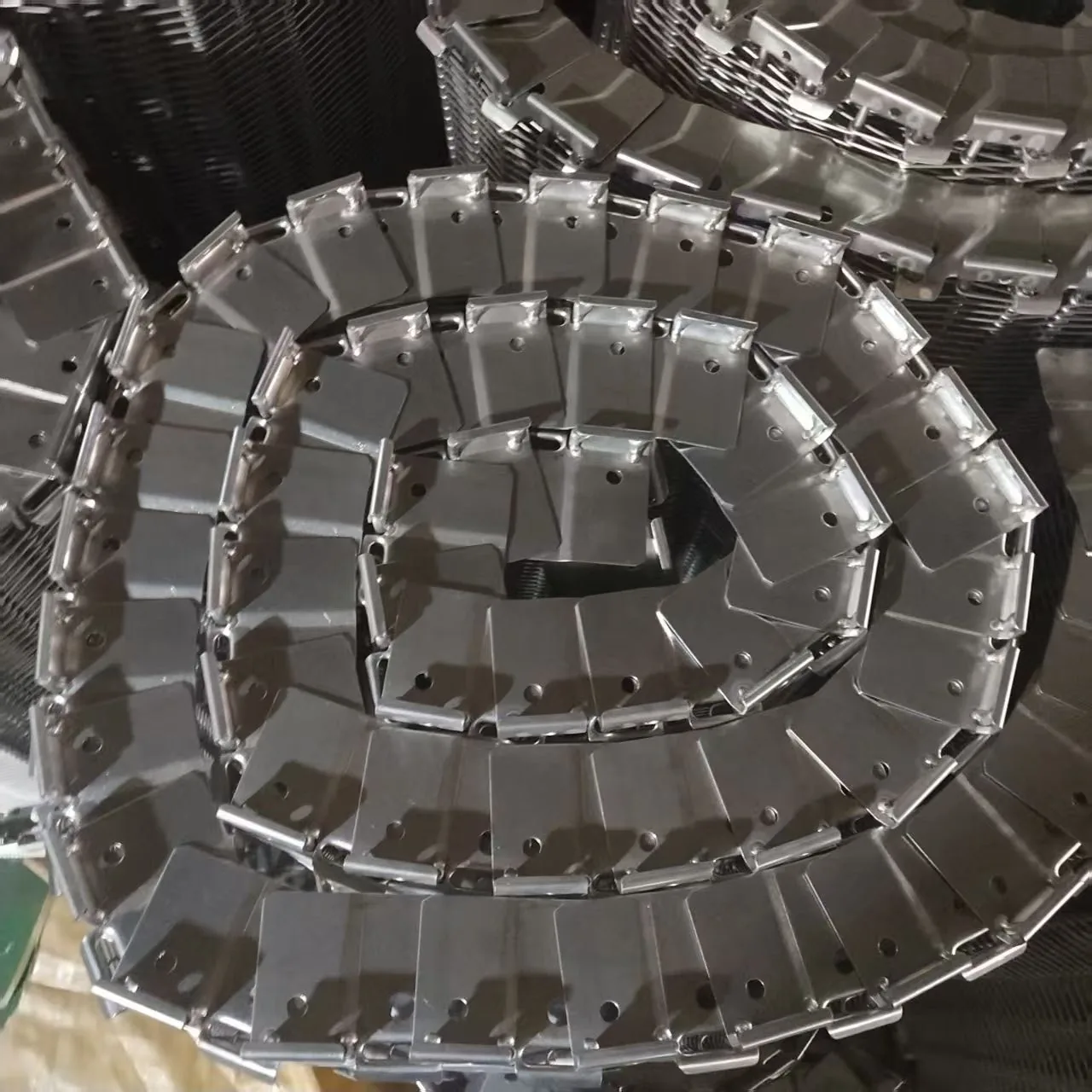 Stacking test: tiers on the side plates