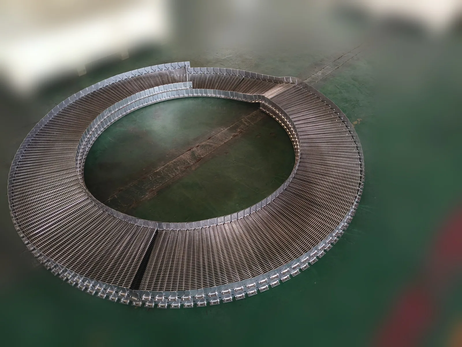 Self-stacking belt laid out in a full circle for the turning test