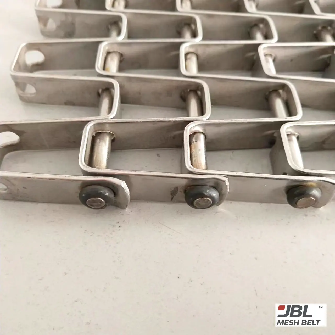 Formed edge links with welded washers